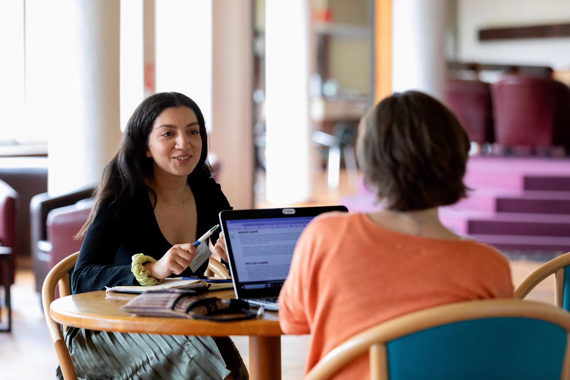 Imen en échange avec une jeune personne à l’Institut de l’Engagement